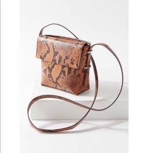 ❄️4 For $20 NWOT UO Faux Snake Print Crossbody Bag Brown